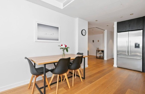 Auckland Central Business District Apartment | Sale St Apartment with Harbour Bridge Views