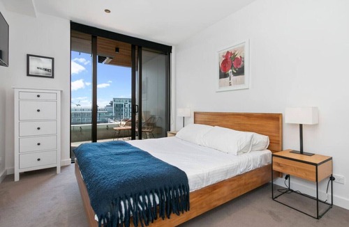 Auckland Central Business District Apartment | Sale St Apartment with Harbour Bridge Views