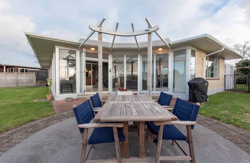 Oakura House | Salt House | Walk to Surf | Sleeps 8