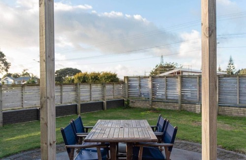 Oakura House | Salt House | Walk to Surf | Sleeps 8
