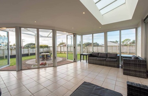 Oakura House | Salt House | Walk to Surf | Sleeps 8
