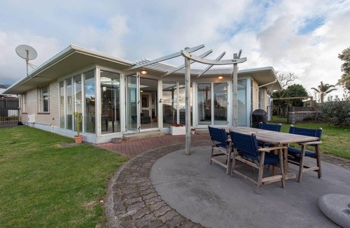 Oakura House | Salt House | Walk to Surf | Sleeps 8