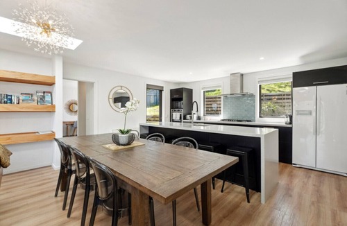 Sunshine Bay Apartment | Sam`s Sanctuary | Stunning Views & Spacious Home