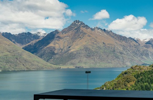 Sunshine Bay Apartment | Sam`s Sanctuary | Stunning Views & Spacious Home