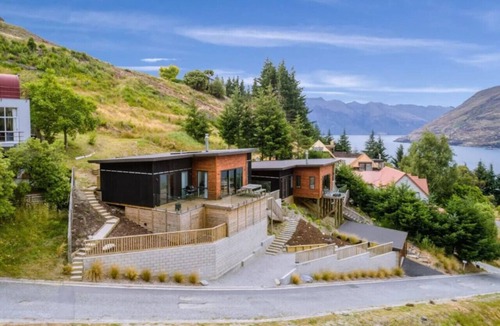 Sunshine Bay Apartment | Sam`s Sanctuary | Stunning Views & Spacious Home