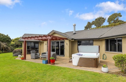 Acacia Bay House | Scenic Solitude