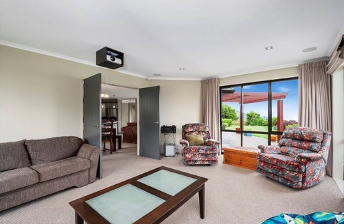Acacia Bay House | Scenic Solitude