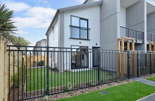 New Brighton Apartment | Sea air and Sandy Beach, beautiful 1 bed 1 bath
