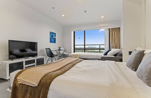 Takapuna Apartment | Sea City Views Takapuna Studio w Carpark