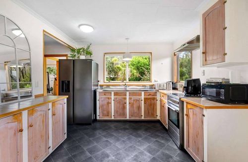 Whangarei Heads House | Sea & Summit | Sleeps 8 in Real Beds | Pets OK