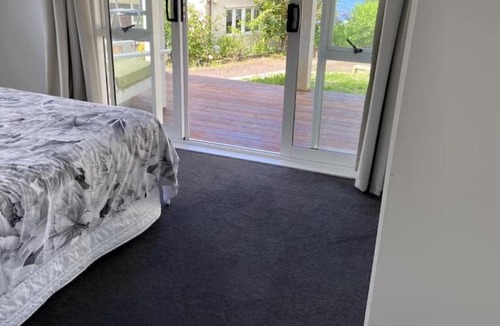 Northcote House | Sea-view home with city ferry and king ensuite