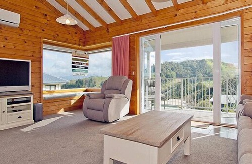Whitianga Cottage | SEA VIEWS AND BIRDSONG - WHITIANGA HOLIDAY HOME in Ferry Landing