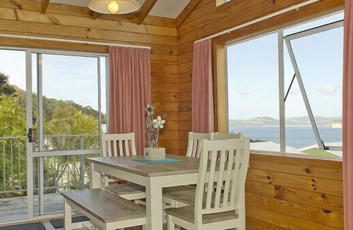 Whitianga Cottage | SEA VIEWS AND BIRDSONG - WHITIANGA HOLIDAY HOME in Ferry Landing