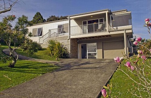 Whitianga Cottage | SEA VIEWS AND BIRDSONG - WHITIANGA HOLIDAY HOME in Ferry Landing