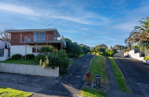 Bucklands Beach Apartment | Seabatical Retreat minutes from the beach