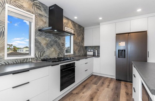 Ruakaka House | Seaside Getaway - Ruakaka Holiday Home