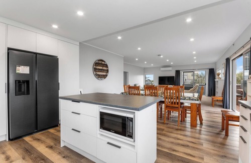 Ruakaka House | Seaside Getaway - Ruakaka Holiday Home