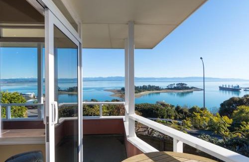 Britannia Heights House | Seaside Manor - Harbour Views, Nelson Waterfront!