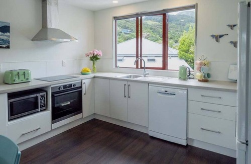 Akaroa House | Seaview Family Stay Akaroa - Spacious, Sunny & 2 carparks - 2 min walk to waterfront