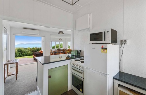 Raumati South House | Seaview Paradiso - Top Location Stunning Views!