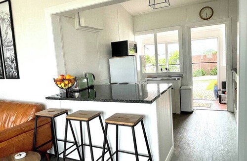 Raumati South House | Seaview Paradiso - Top Location Stunning Views!