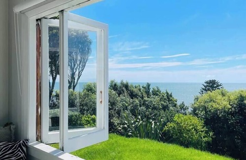 Raumati South House | Seaview Paradiso - Top Location Stunning Views!