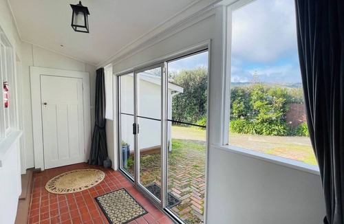 Raumati South House | Seaview Paradiso - Top Location Stunning Views!