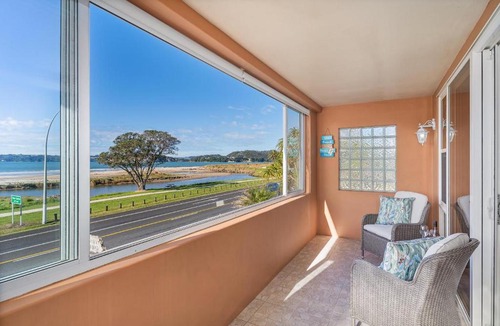 Whitianga Apartment | Seaview Studio Apartment - Beachfront with Heated Pool