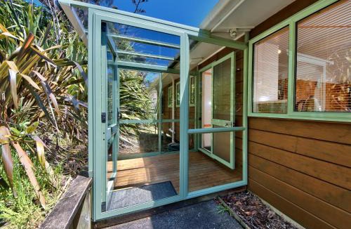 Piha House | Seaview, Sun and Surf - Piha Holiday Home