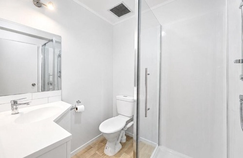 Auckland Villa | Secluded 5BR Retreat w Bay Views & 5-min to Beach