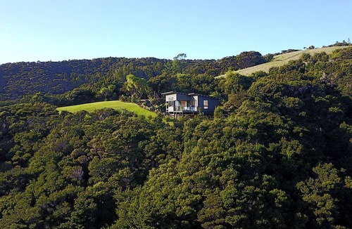 Taiharuru Cottage | Secluded Coastal Cottage Rental with Stunning Views near Whangarei, North Island