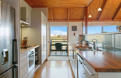Rangatira Park House | Secluded with Great Views & Central Heating
