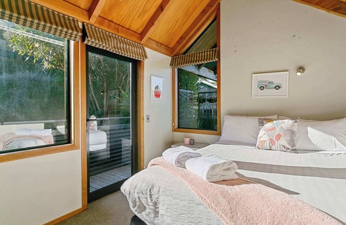 Rangatira Park House | Secluded with Great Views & Central Heating