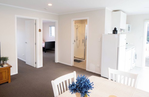 Manurewa House | self contained 2 bedroom unit near airport and botanic garden welcome dinner