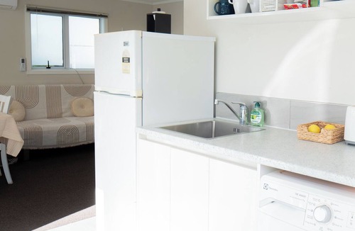 Manurewa House | self contained 2 bedroom unit near airport and botanic garden welcome dinner