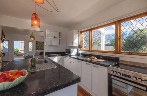 Surfdale House | Shelly Beach Cottage – Sunny Coastal Stay