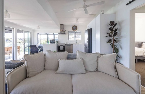 Surfdale House | Shelly Beach Escape Sea Views & Sauna