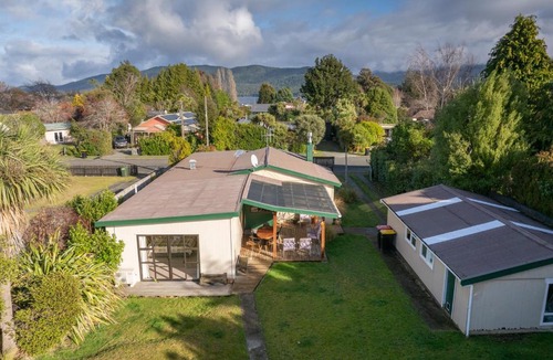 Te Anau House | Short Walk to Lake and Shops - The Green House