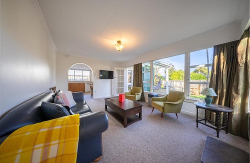Te Anau House | Short Walk to Lake and Shops - The Green House