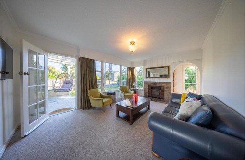 Te Anau House | Short Walk to Lake and Shops - The Green House
