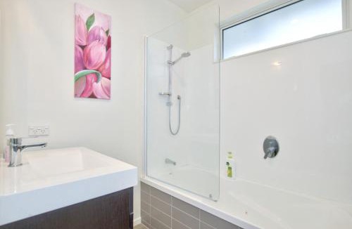 Lake Hayes Apartment | Shotover Country - Private Guest Suite with spa-bath & Coffee station