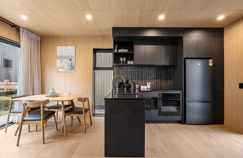 Frankton House | Ski Villa with Carpark 40, Stylish Alpine Base