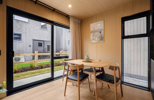 Frankton House | Ski Villa with Carpark 40, Stylish Alpine Base