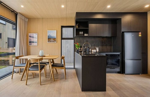 Frankton House | Ski Villa with Carpark 46, Mountain-Framed base!