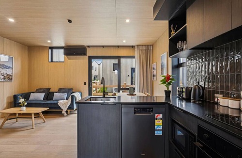 Frankton House | Ski Villa with Carpark 46, Mountain-Framed base!