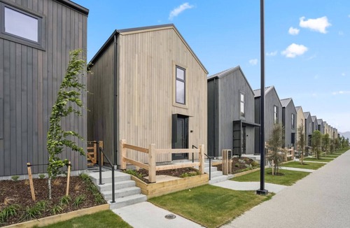 Frankton House | Ski Villa with Carpark 46, Mountain-Framed base!
