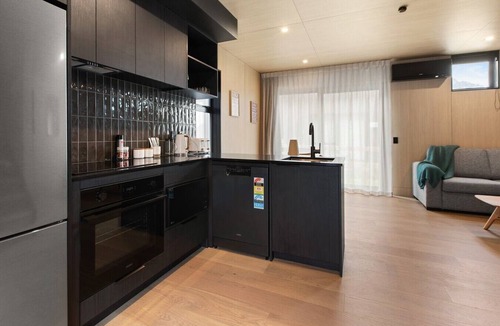 Frankton House | Ski Villa with Carpark 49, Brand-new Snow Retreat!
