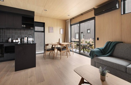 Frankton House | Ski Villa with Carpark 49, Brand-new Snow Retreat!
