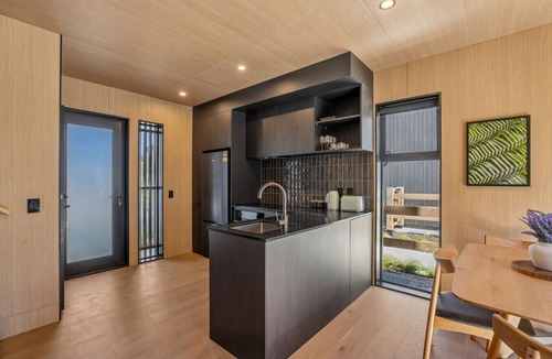 Frankton House | Ski Villa with Carpark 12, Handy to everything!