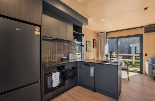 Frankton House | Ski Villa with Carpark 12, Handy to everything!